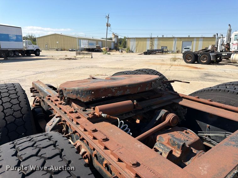image for item DT3057 1994 Mack CH613 semi truck