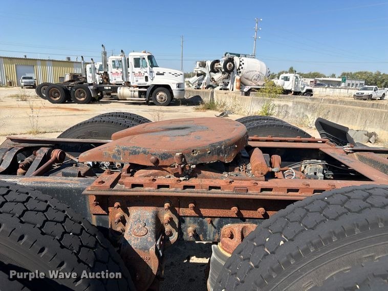 image for item DT3057 1994 Mack CH613 semi truck