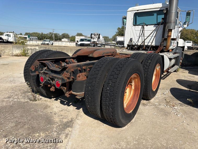 image for item DT3057 1994 Mack CH613 semi truck