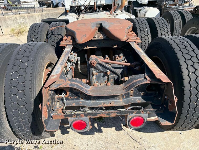 image for item DT3057 1994 Mack CH613 semi truck