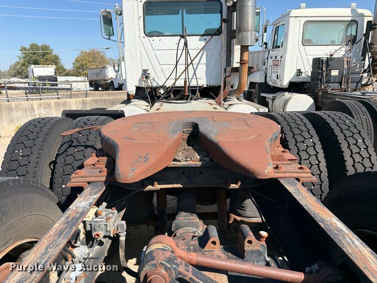 image for item DT3057 1994 Mack CH613 semi truck