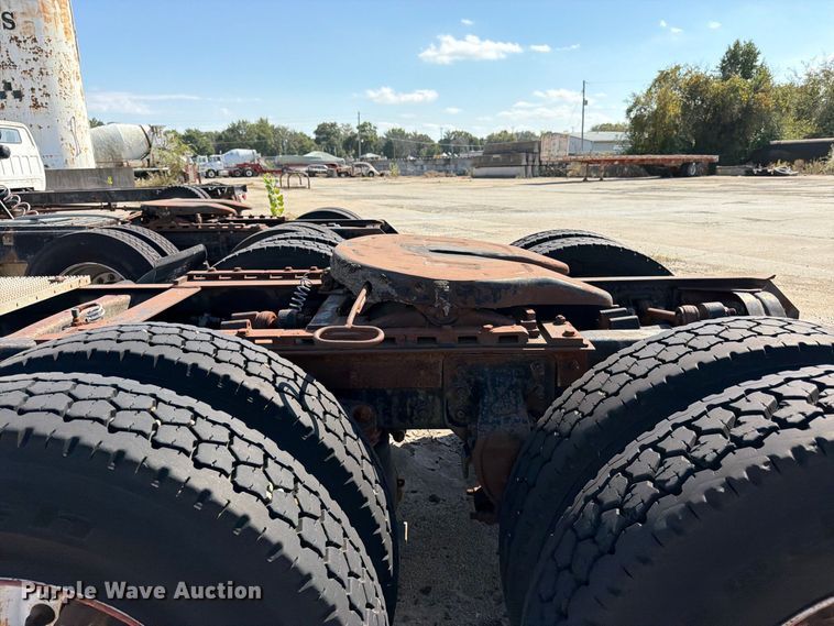 image for item DT3057 1994 Mack CH613 semi truck