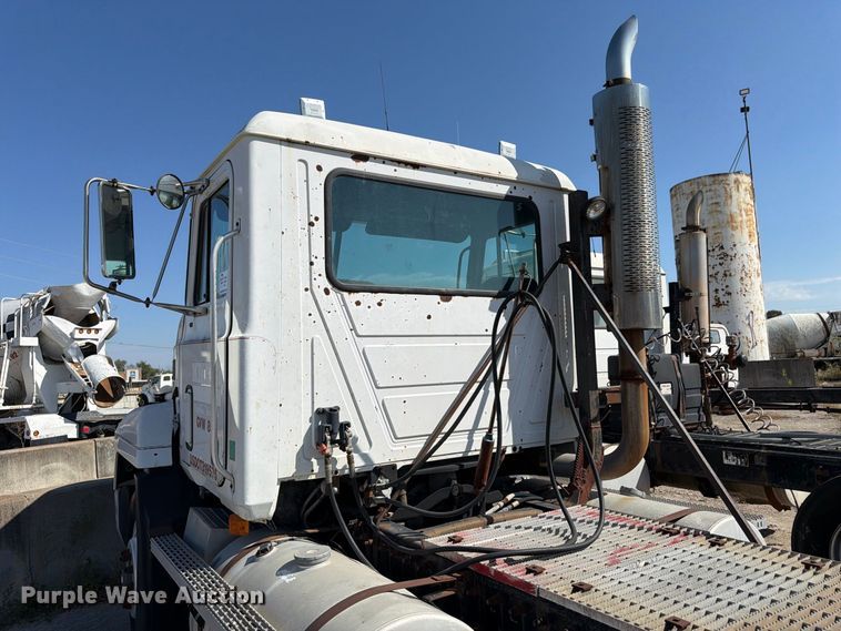 image for item DT3057 1994 Mack CH613 semi truck