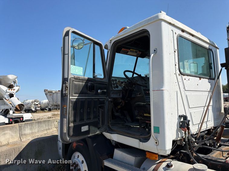 image for item DT3057 1994 Mack CH613 semi truck