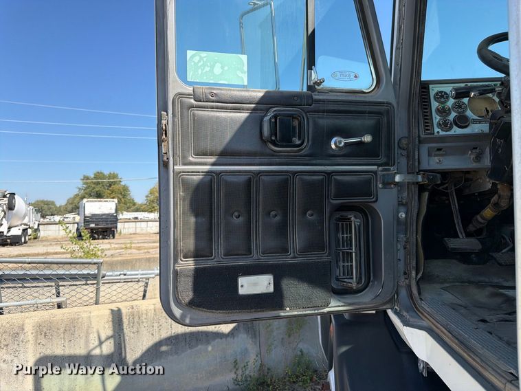image for item DT3057 1994 Mack CH613 semi truck