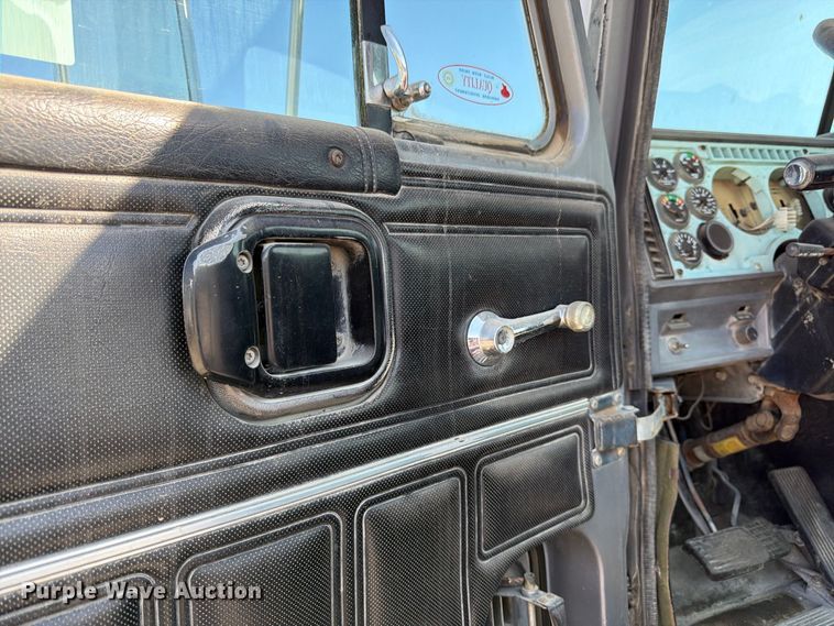 image for item DT3057 1994 Mack CH613 semi truck