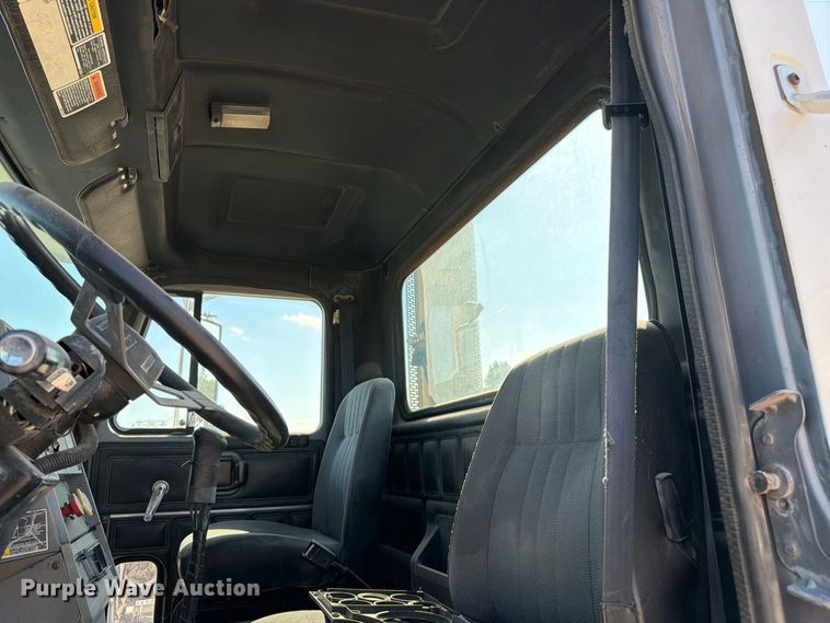 image for item DT3057 1994 Mack CH613 semi truck