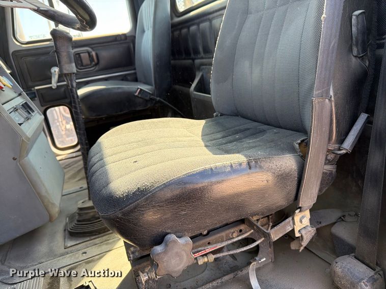 image for item DT3057 1994 Mack CH613 semi truck