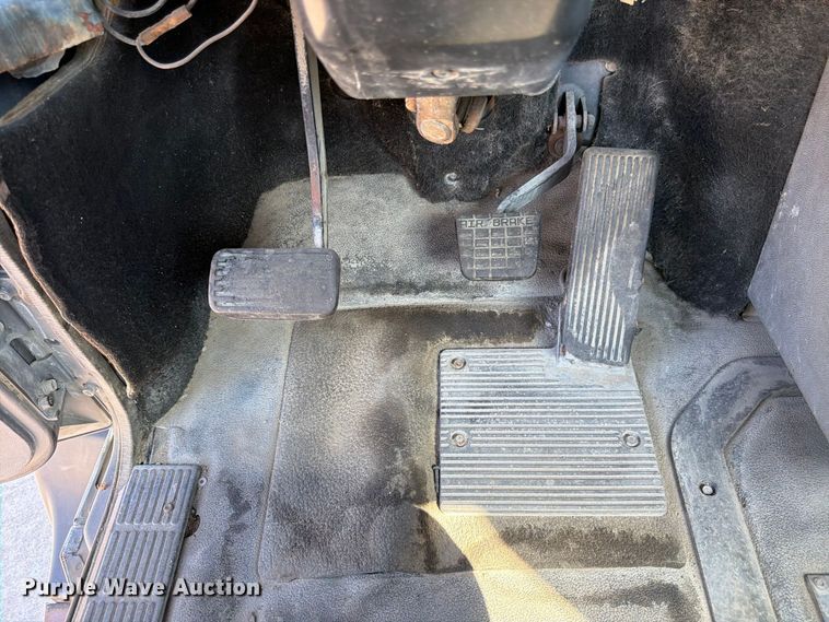 image for item DT3057 1994 Mack CH613 semi truck