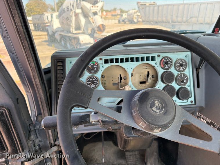image for item DT3057 1994 Mack CH613 semi truck