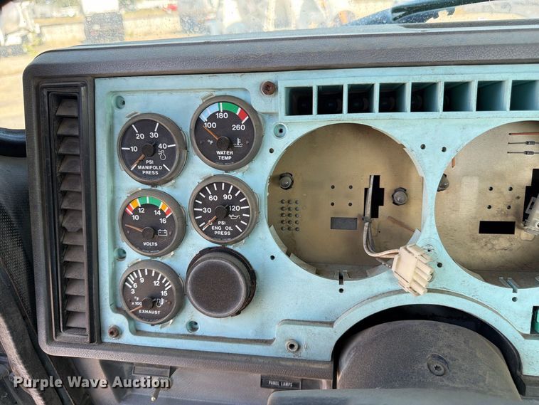 image for item DT3057 1994 Mack CH613 semi truck
