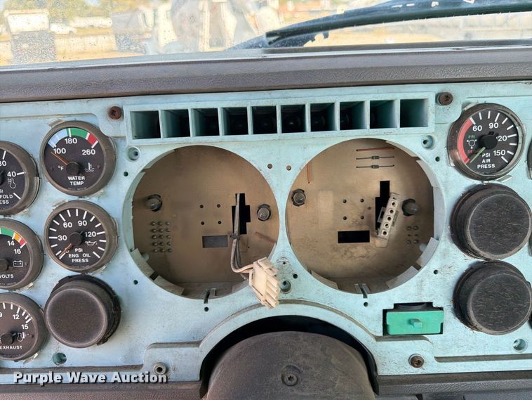 image for item DT3057 1994 Mack CH613 semi truck