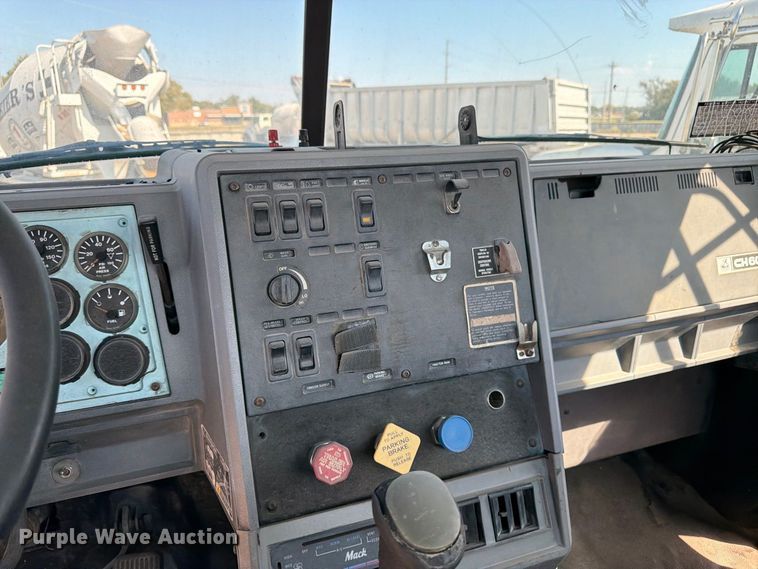 image for item DT3057 1994 Mack CH613 semi truck