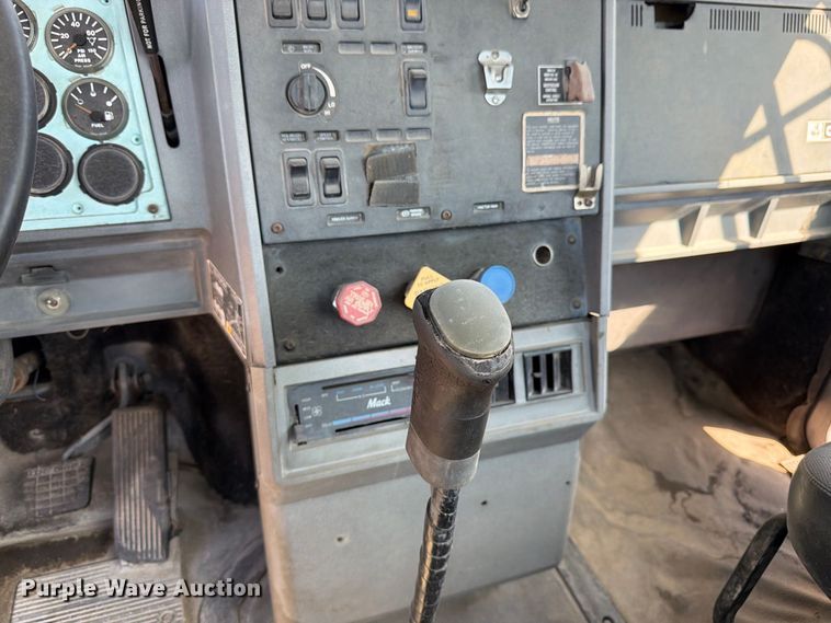 image for item DT3057 1994 Mack CH613 semi truck