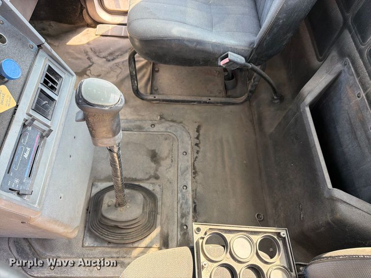 image for item DT3057 1994 Mack CH613 semi truck