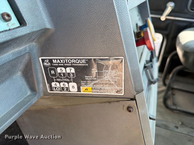 image for item DT3057 1994 Mack CH613 semi truck