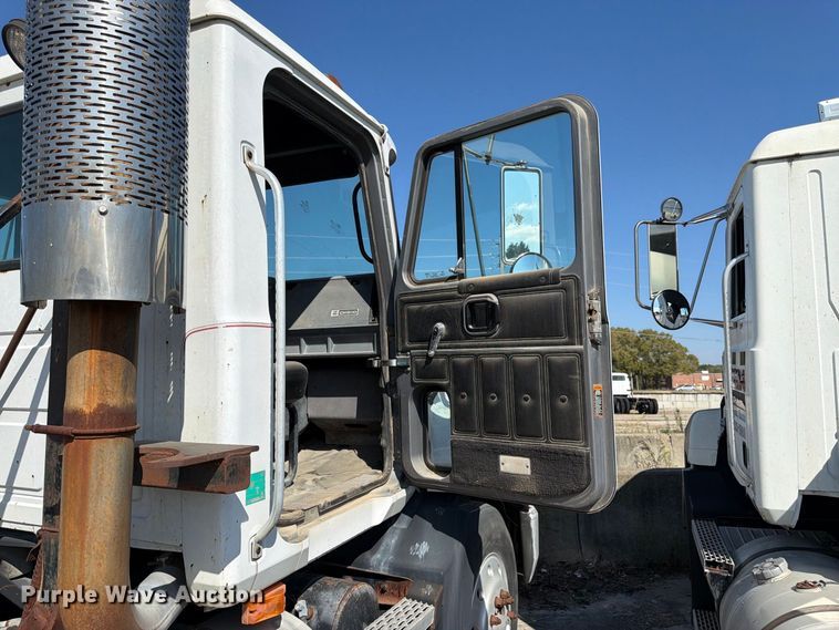 image for item DT3057 1994 Mack CH613 semi truck