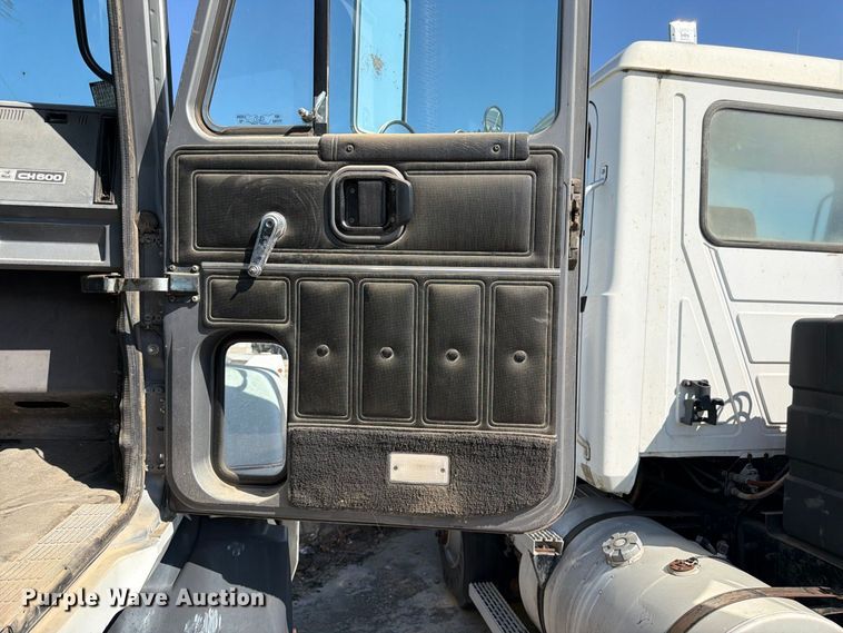 image for item DT3057 1994 Mack CH613 semi truck