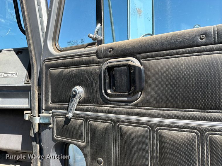 image for item DT3057 1994 Mack CH613 semi truck