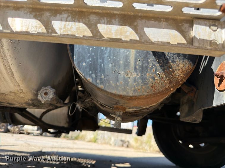 image for item DT3057 1994 Mack CH613 semi truck