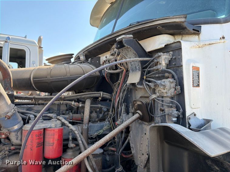 image for item DT3057 1994 Mack CH613 semi truck
