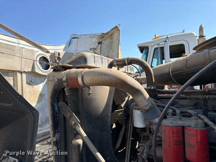 image for item DT3057 1994 Mack CH613 semi truck