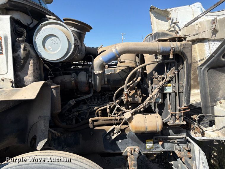 image for item DT3057 1994 Mack CH613 semi truck