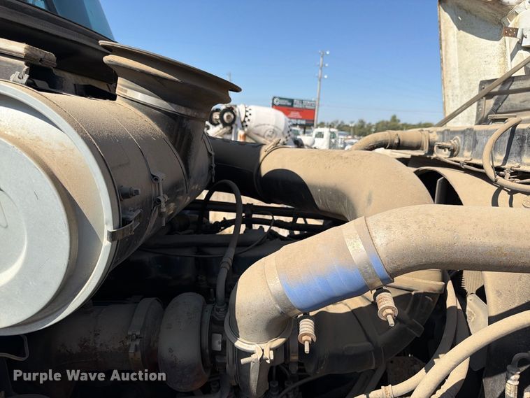 image for item DT3057 1994 Mack CH613 semi truck