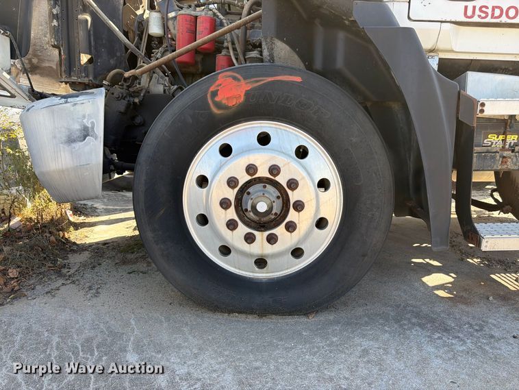image for item DT3057 1994 Mack CH613 semi truck