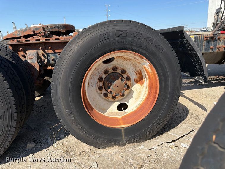 image for item DT3057 1994 Mack CH613 semi truck