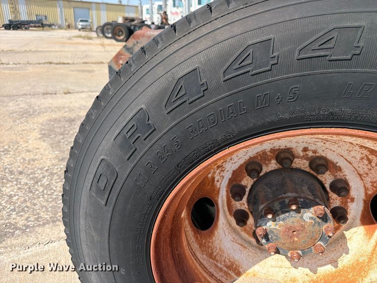 image for item DT3057 1994 Mack CH613 semi truck