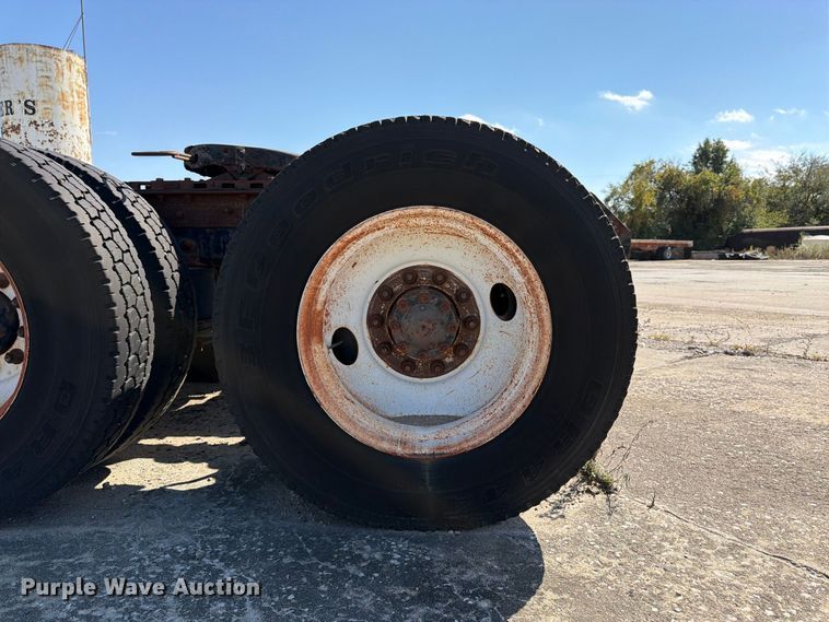image for item DT3057 1994 Mack CH613 semi truck