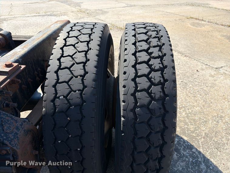 image for item DT3057 1994 Mack CH613 semi truck