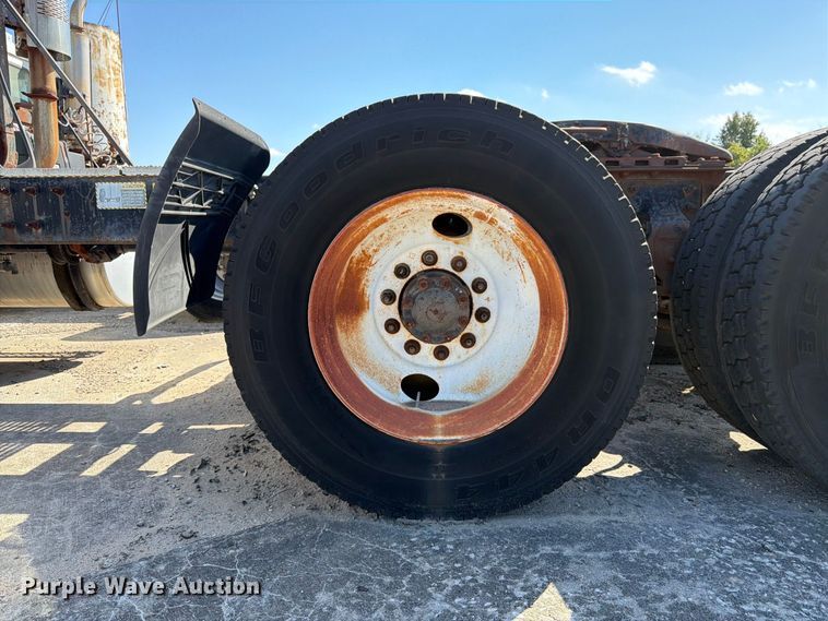 image for item DT3057 1994 Mack CH613 semi truck