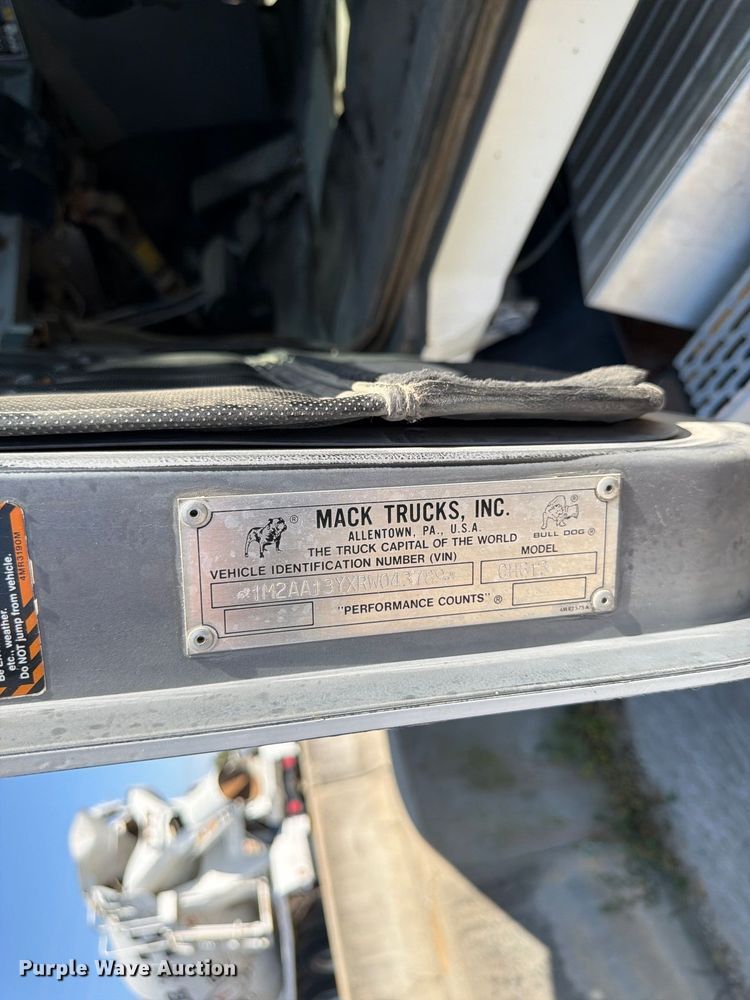 image for item DT3057 1994 Mack CH613 semi truck