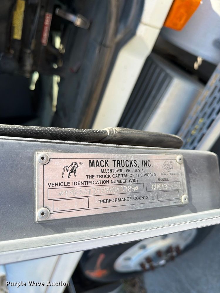 image for item DT3057 1994 Mack CH613 semi truck