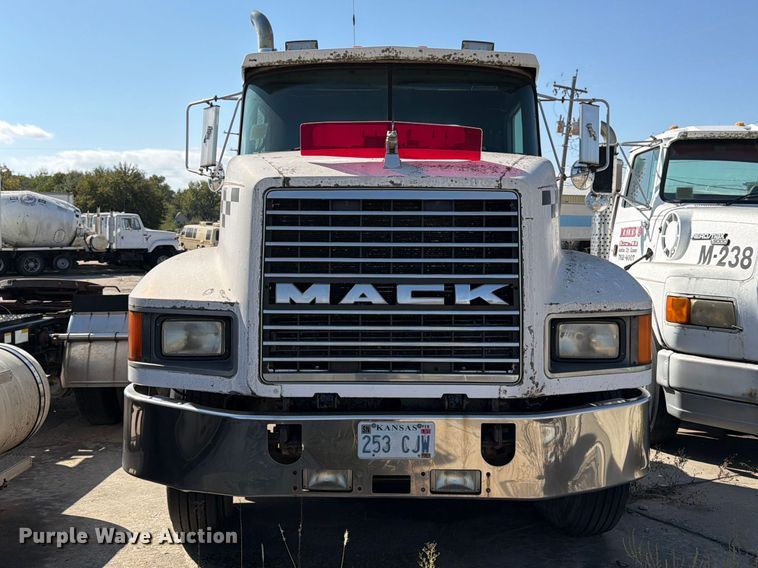 image for item DT3058 1992 Mack CH600 semi truck