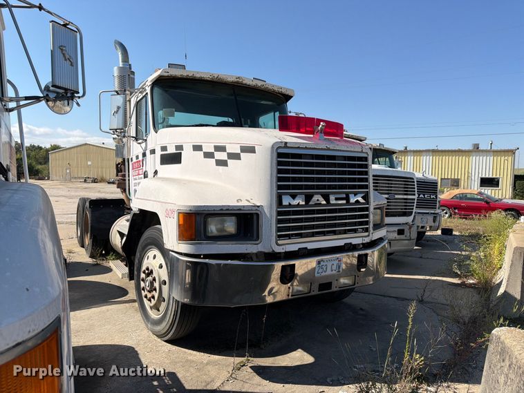 image for item DT3058 1992 Mack CH600 semi truck