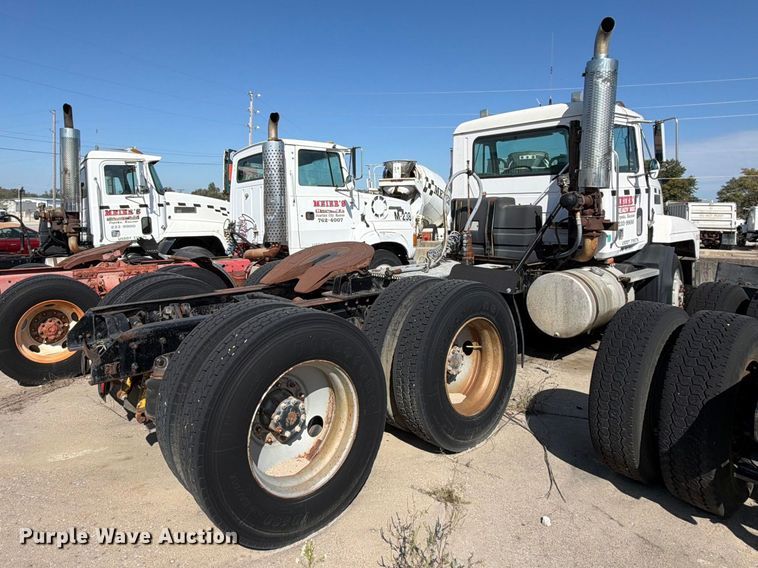 image for item DT3058 1992 Mack CH600 semi truck