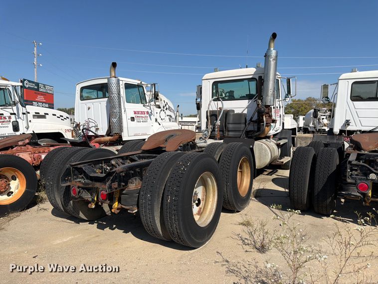 image for item DT3058 1992 Mack CH600 semi truck