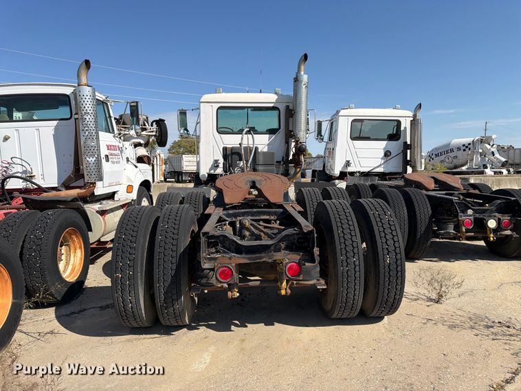 image for item DT3058 1992 Mack CH600 semi truck