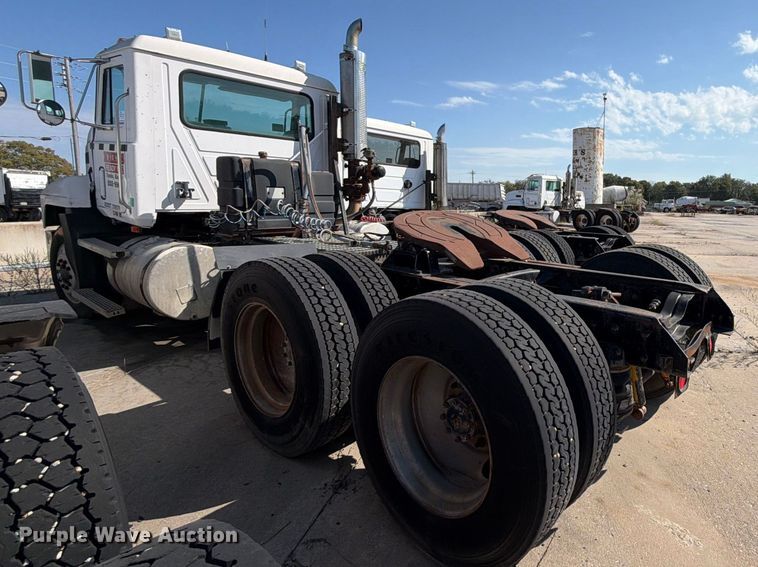 image for item DT3058 1992 Mack CH600 semi truck