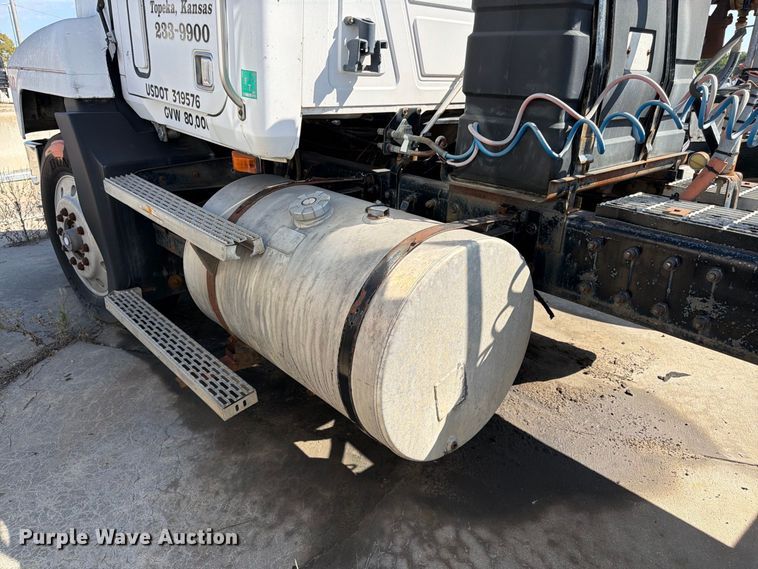 image for item DT3058 1992 Mack CH600 semi truck