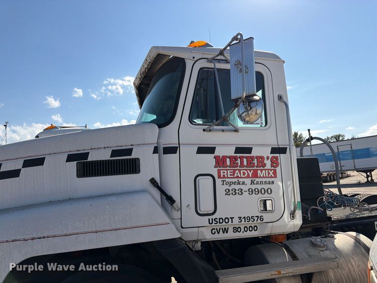 image for item DT3058 1992 Mack CH600 semi truck