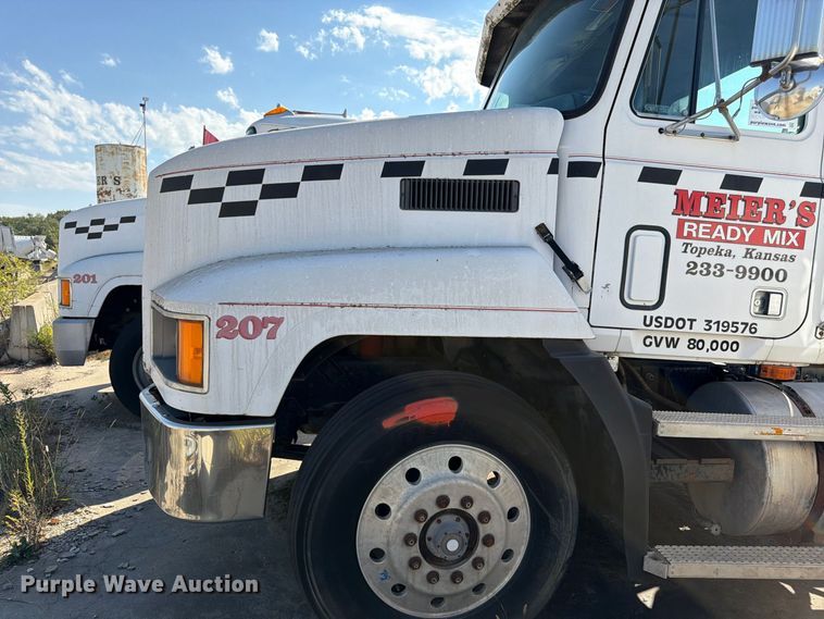 image for item DT3058 1992 Mack CH600 semi truck