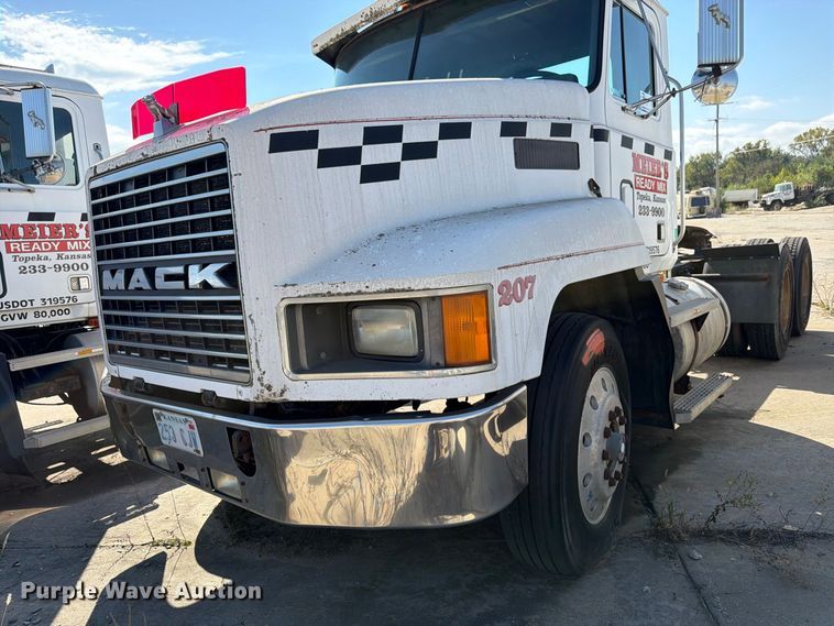 image for item DT3058 1992 Mack CH600 semi truck