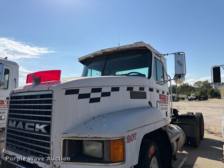 image for item DT3058 1992 Mack CH600 semi truck