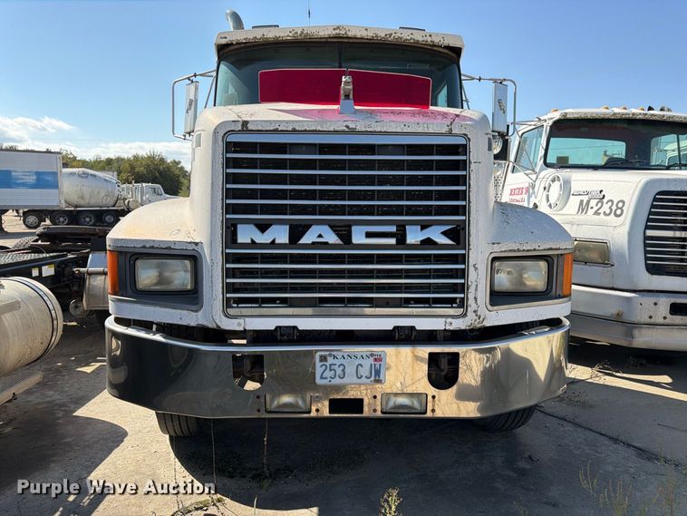 image for item DT3058 1992 Mack CH600 semi truck
