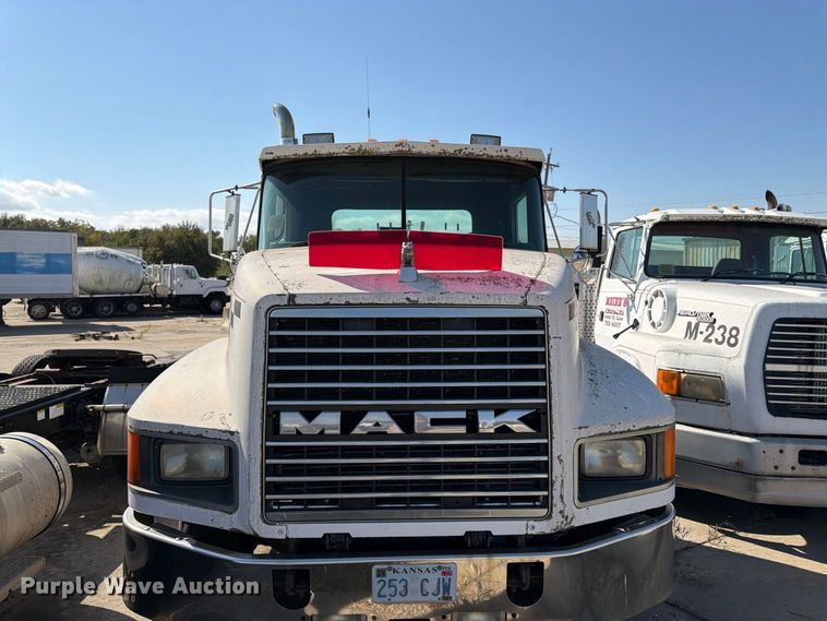image for item DT3058 1992 Mack CH600 semi truck