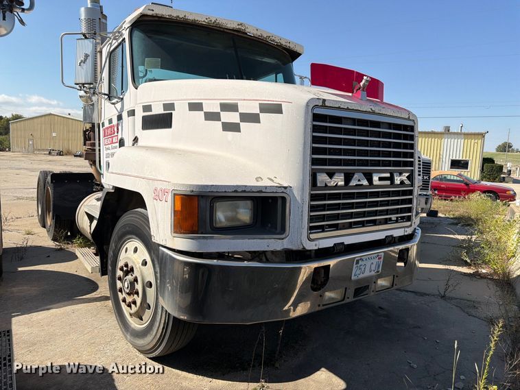 image for item DT3058 1992 Mack CH600 semi truck